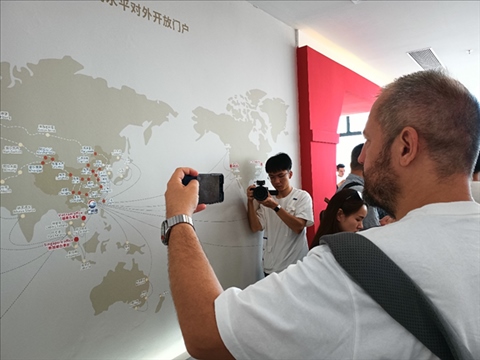 來自波黑的法魯克·博里奇用手機記錄廣州港可以通達到的世界城市與地區(qū)。石青川 攝