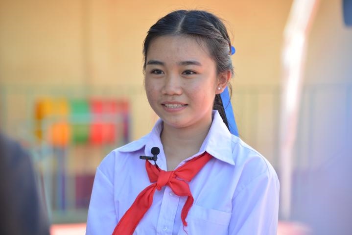 蓬批灣結(jié)束中國之行返回老撾后接受記者采訪。