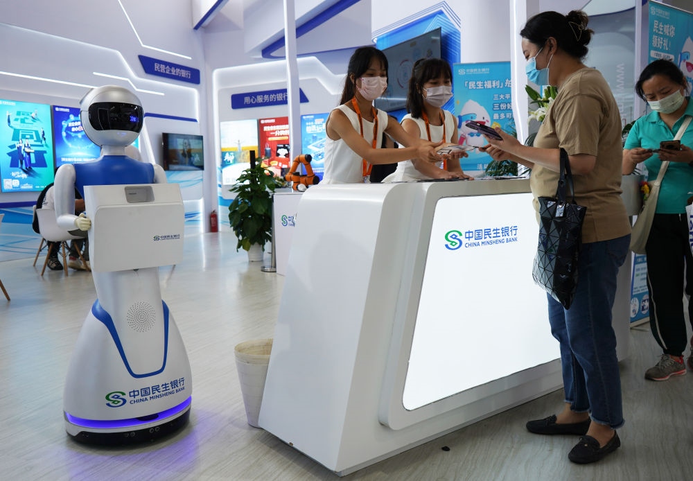 2022年9月4日，在服貿(mào)會首鋼園區(qū)金融服務(wù)專題展上，參觀者在中國民生銀行展臺咨詢金融業(yè)務(wù)。新華社記者 金皓原 攝
