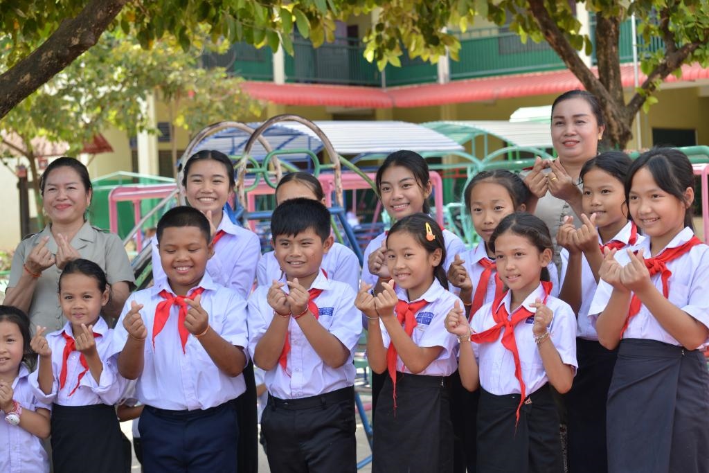 在采訪中，中老友好農(nóng)冰村小學(xué)師生為老中友誼“比心”。