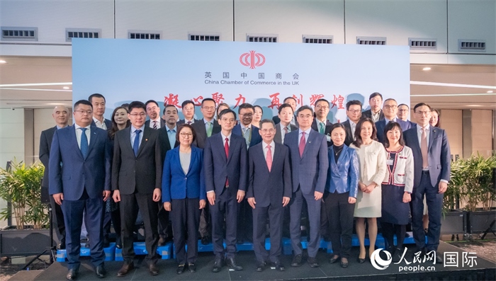 鄭澤光大使與新一屆理事會成員合影 人民網郭錦標攝