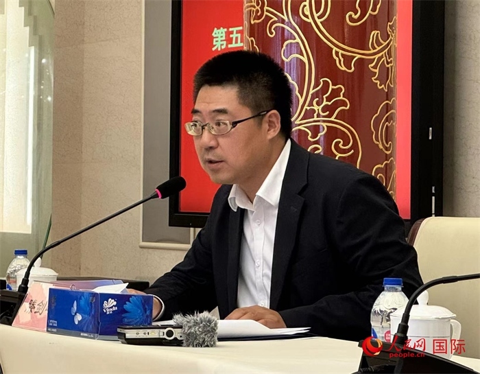 10月31日，歐美同學會副秘書長滕劍峰在第五屆中法文化論壇媒體吹風會上講話。（人民網(wǎng) 謝瑩攝）