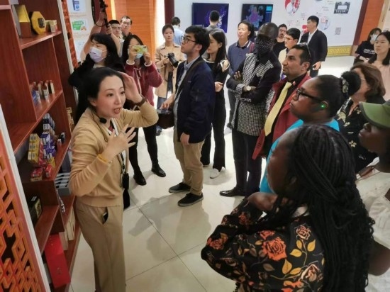 2023“一帶一路”媒體合作論壇聯(lián)合采訪團參觀仁和863科技園產(chǎn)品展示區(qū)。（本報記者 黃超攝）
