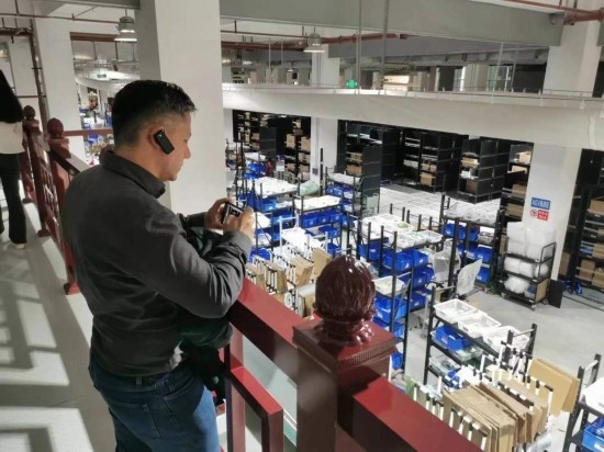 2023“一帶一路”媒體合作論壇聯(lián)合采訪團團員在仁和醫(yī)藥物流園拍攝記錄轉(zhuǎn)運流程。（本報記者 黃超攝）