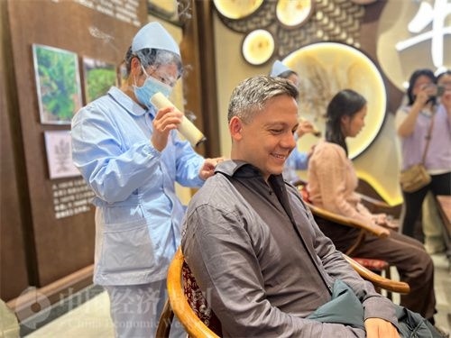  （外媒記者體驗艾灸。中國經濟周刊記者 郭志強 攝）