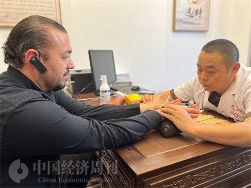  （外媒記者走進中醫(yī)堂，問診中醫(yī)名師。中國經濟周刊記者 郭志強攝）
