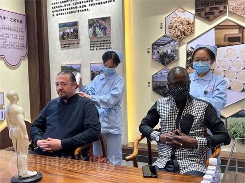  （外媒記者爭先恐后體驗艾灸，直呼神奇。中國經濟周刊記者 郭志強 攝）