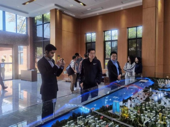 10月24日，2023“一帶一路”媒體合作論壇聯(lián)合采訪團(tuán)團(tuán)員在清水塘投資集團(tuán)招商服務(wù)中心參觀。本報(bào)記者 常雯宜攝