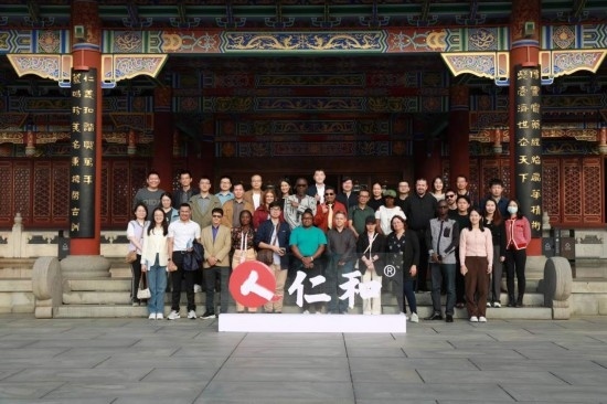 2023“一帶一路”媒體合作論壇聯(lián)合采訪團參觀仁和集團。（受訪者供圖）