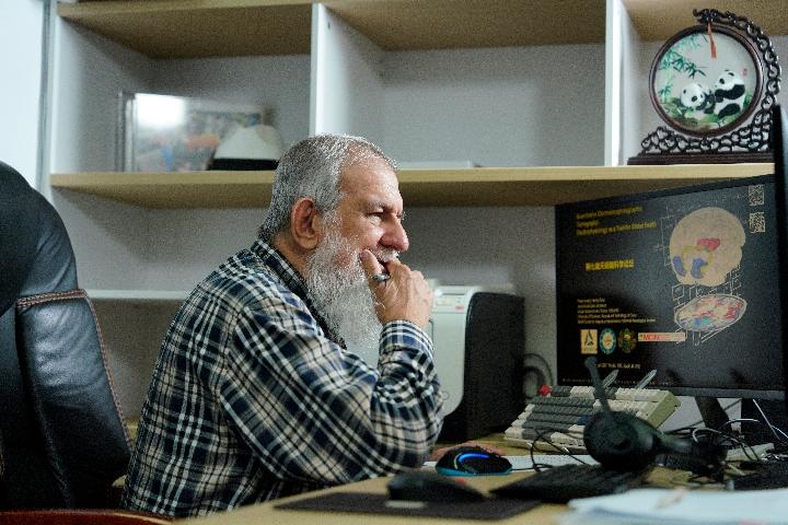 10月31日，古巴科學(xué)家裴德樂(lè)在電子科技大學(xué)做科研。