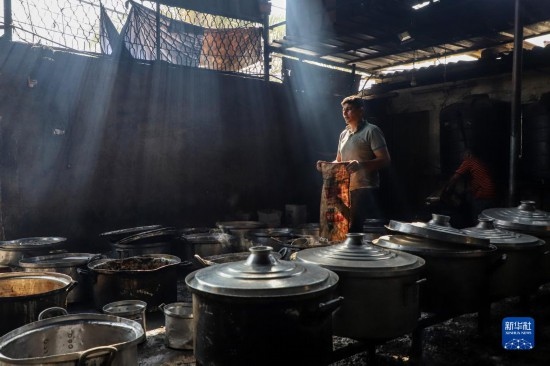 11月3日，在加沙地帶南部城市拉法，人們?cè)诿簹庵袛嗪笥貌窕鹱鲲垺Ｐ氯A社發(fā)（里澤克·阿卜杜勒賈瓦德攝）