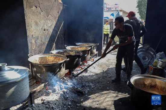 11月3日，在加沙地帶南部城市拉法，人們?cè)诿簹庵袛嗪笥貌窕鹱鲲?。新華社發(fā)（里澤克·阿卜杜勒賈瓦德攝）