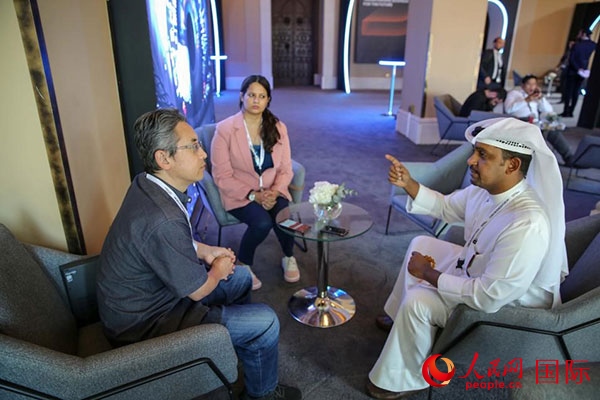 人民網(wǎng)記者采訪(fǎng)迪拜創(chuàng)新企業(yè)家索萊曼·里法伊（右一），索萊曼表示期待加強(qiáng)與中方合作。人民網(wǎng) 塔里克·易卜拉欣 攝