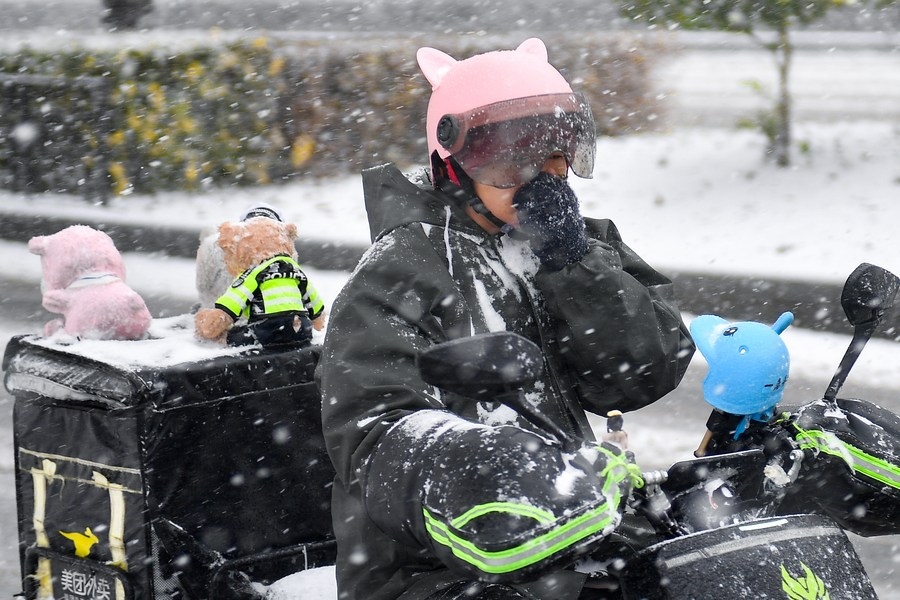 11月6日，在長春市街頭，一名外賣員在雪中騎行。新華社記者 許暢 攝