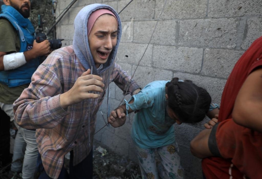 11月6日，人們從加沙地帶中部地區(qū)一處被炸難民營(yíng)逃離。新華社發(fā)（亞西爾·庫(kù)迪攝）