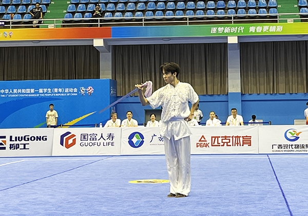 11月6日，第一屆全國(guó)學(xué)生（青年）運(yùn)動(dòng)會(huì)武術(shù)套路（大學(xué)組）男子自選劍術(shù)比賽中。人民網(wǎng)記者 歐興榮攝