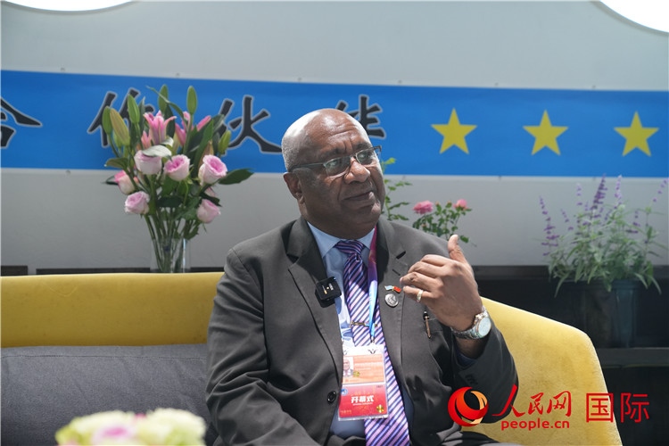 斐濟(jì)副總理兼貿(mào)易部長(zhǎng)卡米卡米加談參加進(jìn)博會(huì)感受。人民網(wǎng)記者 吳超嵐攝