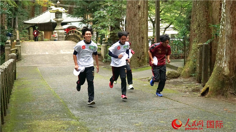 中日青少年在百年古剎里奔跑，揮灑青春的汗水。人民網(wǎng) 蔣曉辰攝