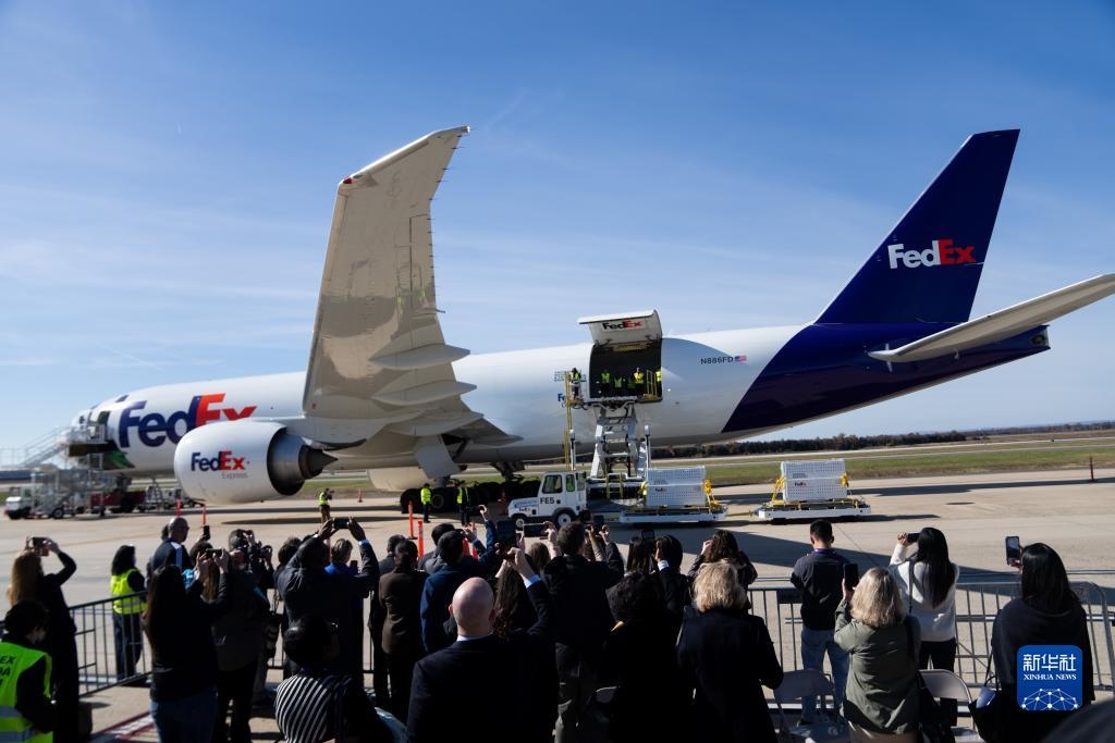 11月8日，在美國弗吉尼亞州的華盛頓杜勒斯國際機場，裝有大熊貓的特制“旅行包廂”準備運上專機。新華社記者劉杰攝