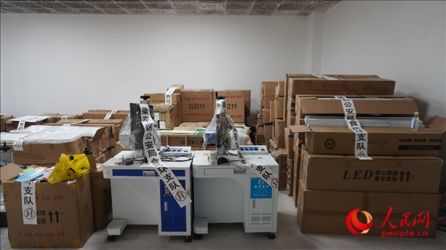 查封的假冒品牌燈具等。人民網(wǎng) 肖聰聰 攝