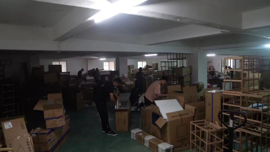 查處倉庫現(xiàn)場。重慶市梁平區(qū)公安局供圖。