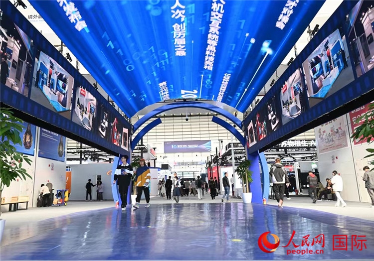 11月7日上午，2023年世界互聯(lián)網(wǎng)大會(huì)“互聯(lián)網(wǎng)之光”博覽會(huì)在浙江烏鎮(zhèn)開(kāi)幕。人民網(wǎng)記者 葉賓得攝