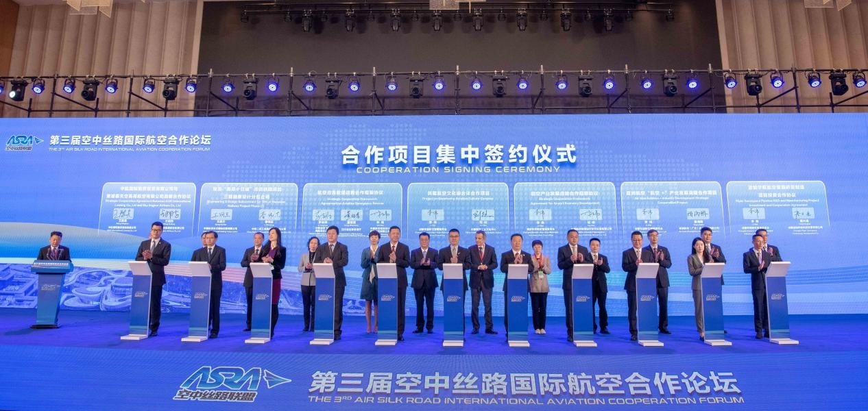 圖為7個(gè)國內(nèi)外合作項(xiàng)目現(xiàn)場簽約。人民網(wǎng)記者 唐宋攝