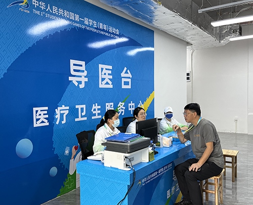 村內(nèi)住客在醫(yī)療衛(wèi)生服務(wù)中心導(dǎo)醫(yī)臺問診。人民網(wǎng)記者 歐興榮攝