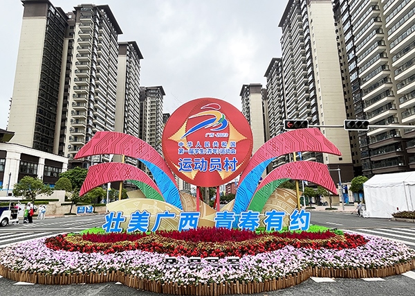 運動員村入口處標(biāo)識標(biāo)牌成為極受歡迎的打卡點。人民網(wǎng)記者 歐興榮攝