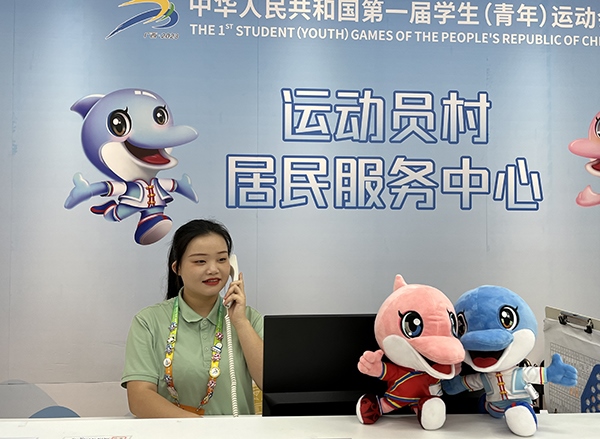 朱珊妮在接聽住宿服務(wù)中心的熱線電話。人民網(wǎng)記者 歐興榮攝