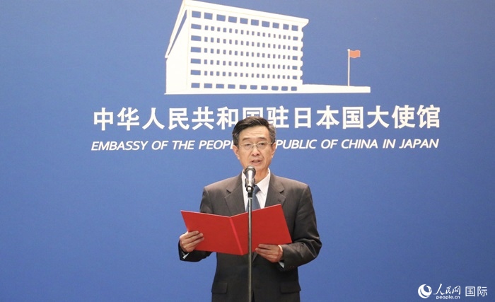 中國(guó)駐日本大使館教育處公使銜參贊杜柯偉宣讀獲獎(jiǎng)人員名單。人民網(wǎng) 許可攝