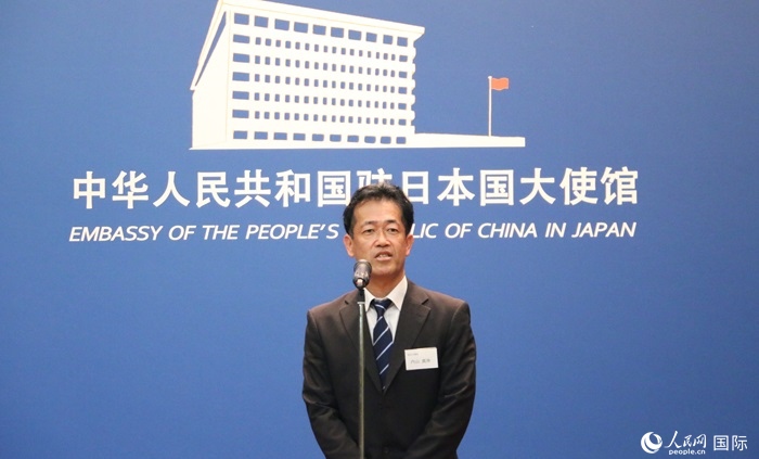 導(dǎo)師代表、東京大學(xué)教授內(nèi)山真伸發(fā)表致辭。人民網(wǎng) 許可攝