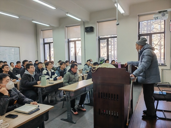 鐘萬勰院士為研究生上課。大連理工大學供圖