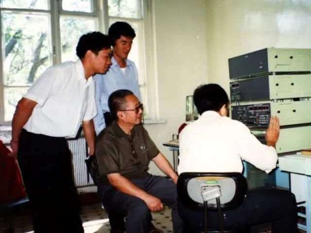 秦裕琨與團(tuán)隊(duì)在一起。哈爾濱工業(yè)大學(xué)供圖