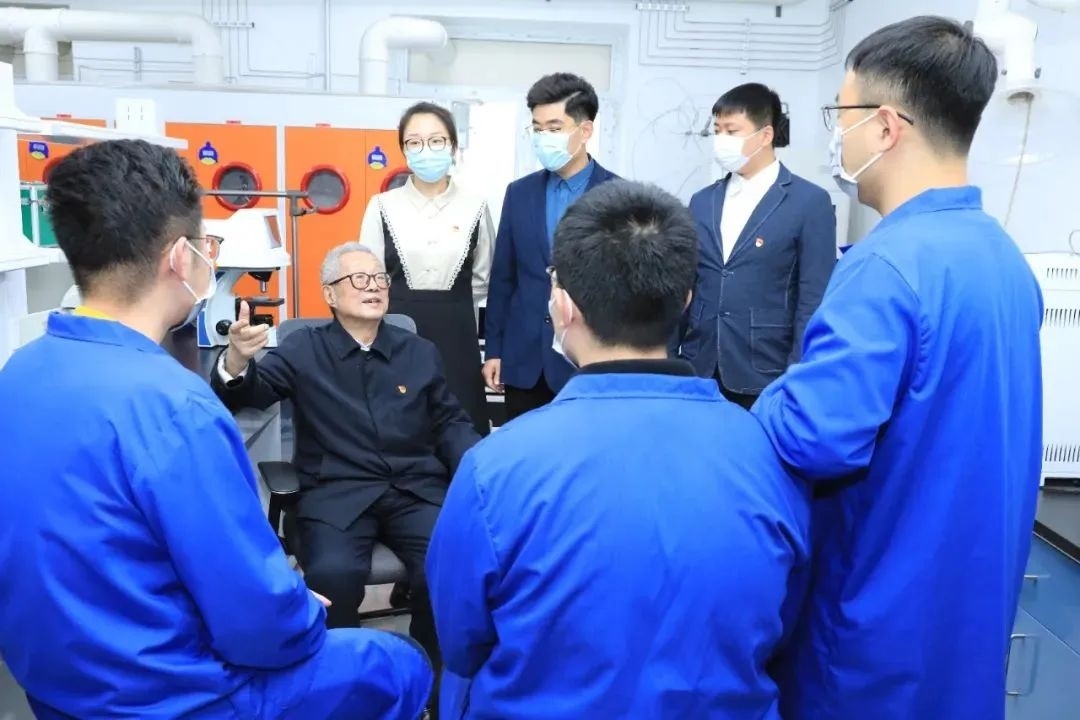 秦裕琨院士在實(shí)驗(yàn)室與青年師生交流。哈爾濱工業(yè)大學(xué)供圖