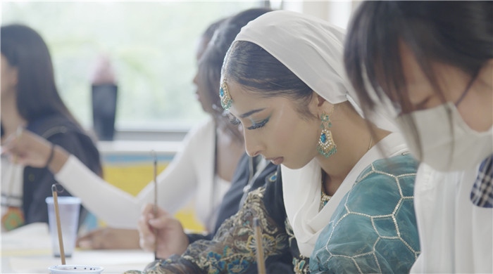 學(xué)生學(xué)習(xí)中國(guó)書法。帕特里克·謝德-西蒙茲攝