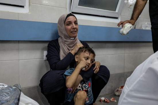 11月3日，人們?cè)诩由吵窍７ㄡt(yī)院接受治療。新華社發(fā)