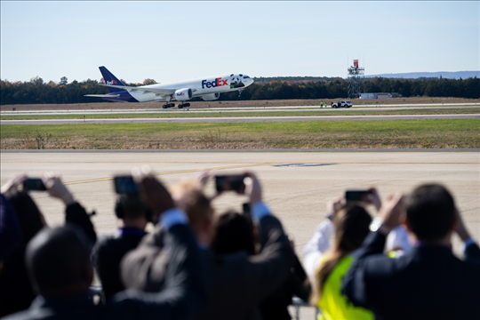 2023年11月8日，運送大熊貓的專機(jī)從美國弗吉尼亞州的華盛頓杜勒斯國際機(jī)場起飛。旅居美國的大熊貓“美香”“添添”和它們在華盛頓出生并長大的雄性幼崽“小奇跡”當(dāng)天啟程返回中國。新華社記者 劉杰攝