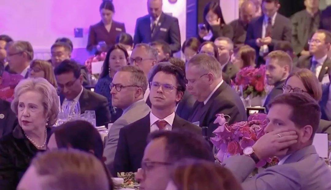 △當(dāng)?shù)貢r間11月15日晚，習(xí)近平主席在美國友好團體聯(lián)合歡迎宴會上發(fā)表演講。圖為參加宴會的人士認(rèn)真聆聽演講。