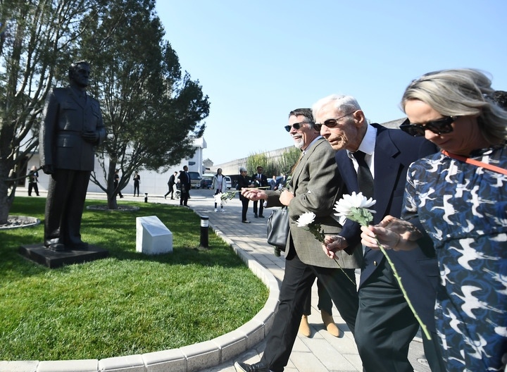 10月30日，在北京，飛虎隊老兵哈里·莫耶（中）向陳納德將軍雕像獻花。