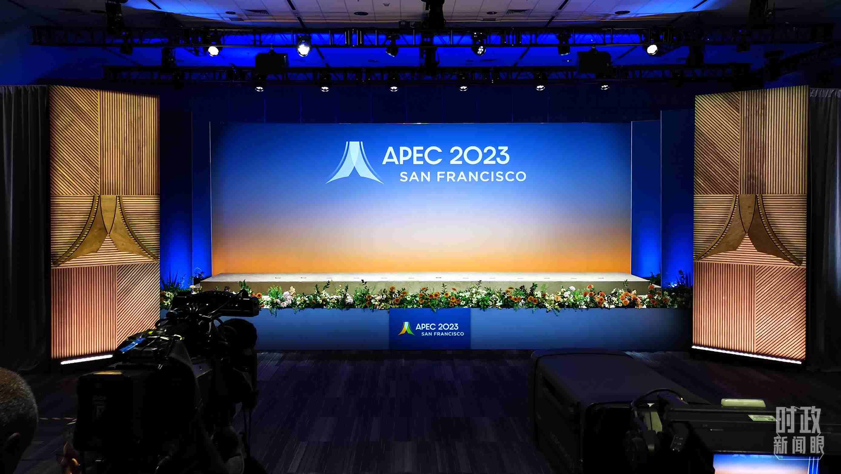 △16日，APEC領(lǐng)導(dǎo)人同東道主嘉賓在對(duì)話會(huì)前集體合影，圖為記者們?cè)诘却嫌伴_始。（總臺(tái)央視記者石偉明拍攝）