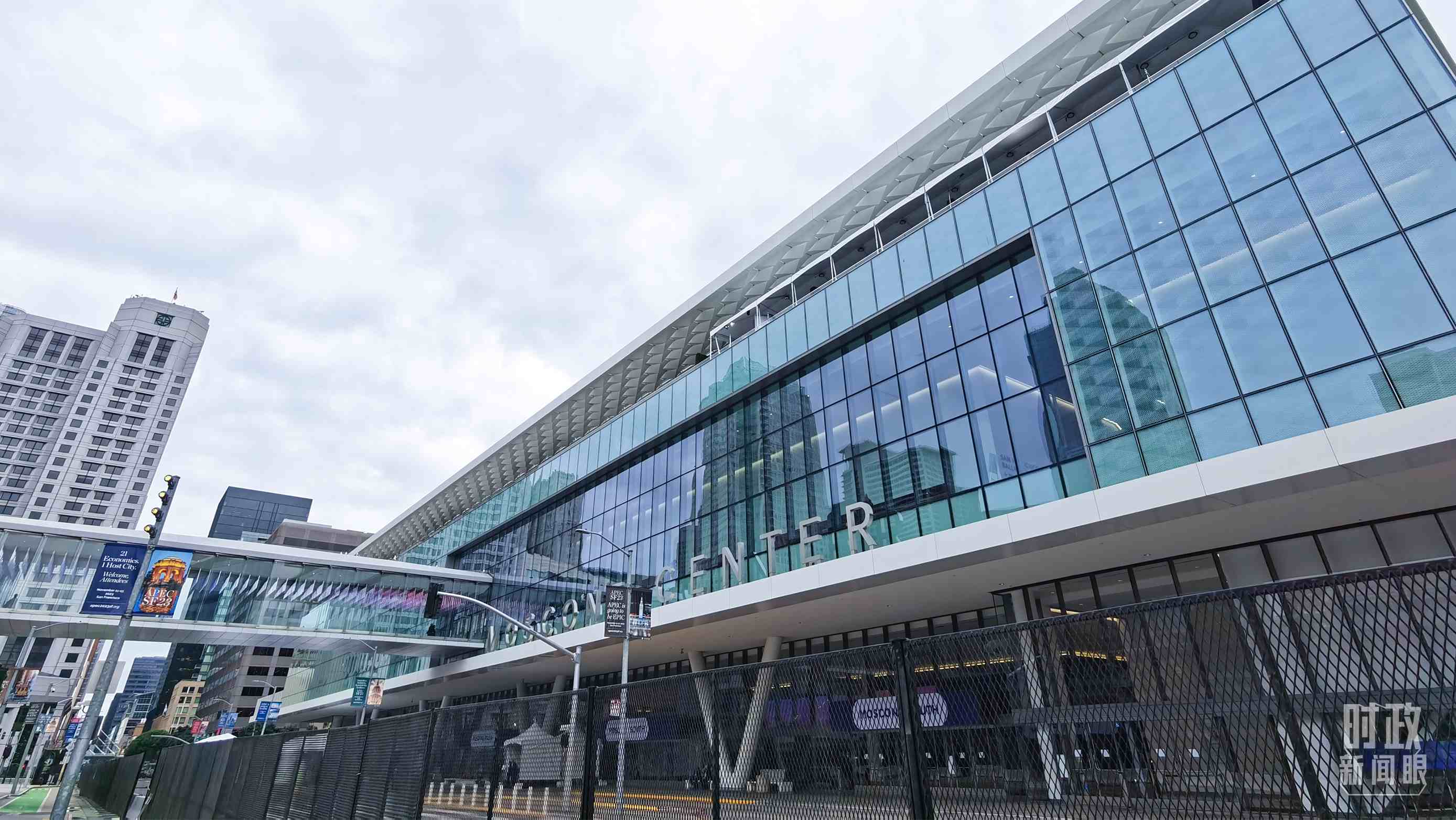 △美國(guó)舊金山，莫斯康中心，APEC第三十次領(lǐng)導(dǎo)人非正式會(huì)議在這里舉行。（總臺(tái)央視記者曹亞星拍攝）