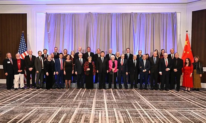 △宴會開始前，習(xí)近平主席會見飛虎隊和史迪威將軍后人、鼓嶺、艾奧瓦州、華盛頓州等方面友好人士代表，同他們親切交談并合影留念。