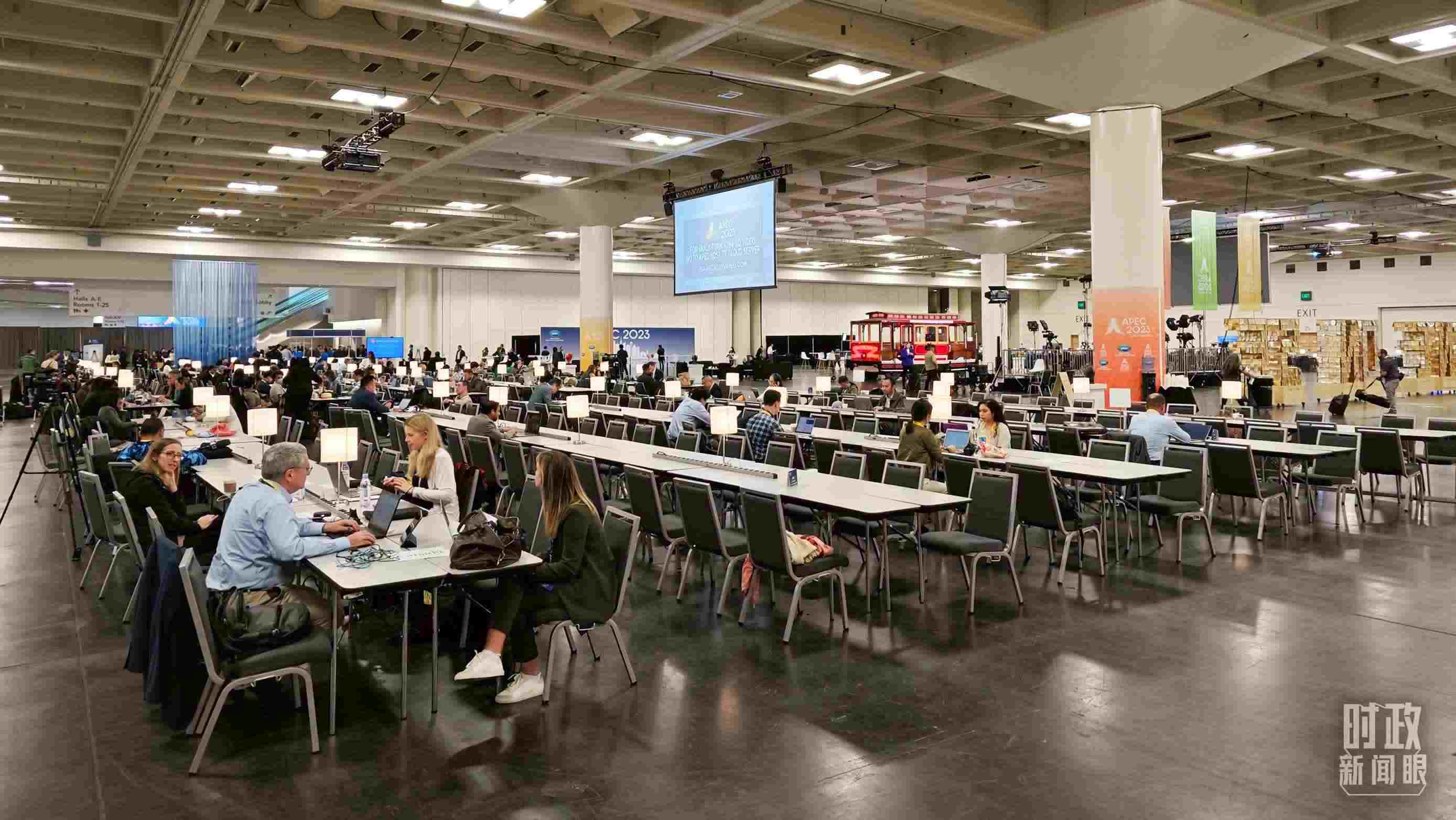 △APEC會(huì)議國(guó)際媒體中心，各國(guó)記者正在工作。（總臺(tái)央視記者王哈男拍攝）