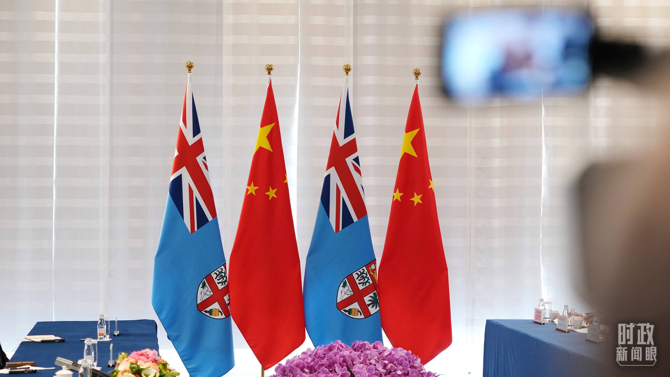 △會(huì)談現(xiàn)場(chǎng)的中斐兩國(guó)國(guó)旗。（總臺(tái)國(guó)廣記者李晉拍攝）