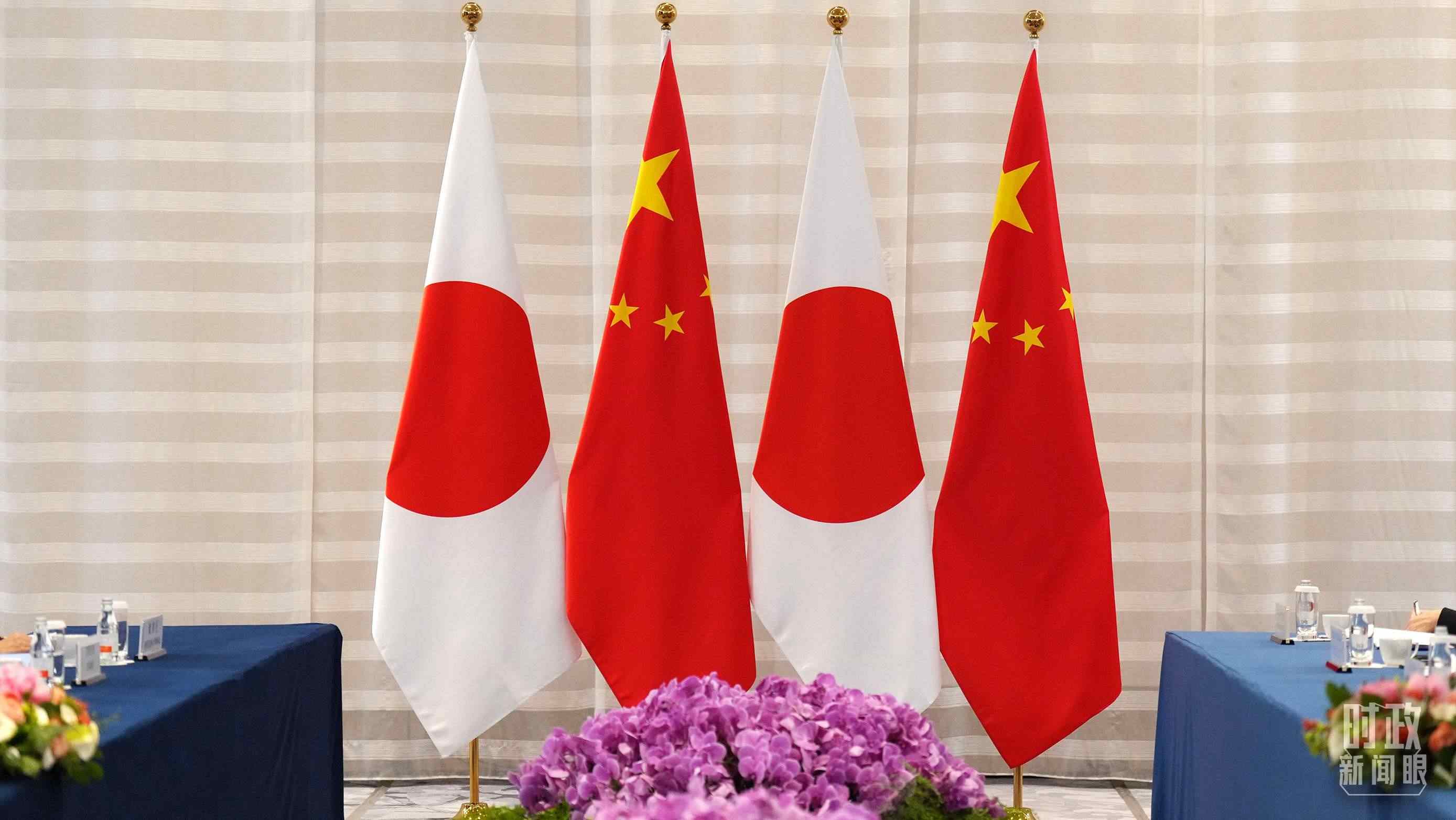 △會(huì)談現(xiàn)場(chǎng)的中日兩國(guó)國(guó)旗。（總臺(tái)國(guó)廣記者李晉拍攝）