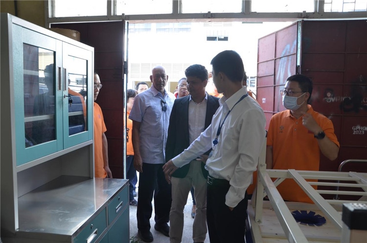 喬治敦公立醫(yī)院執(zhí)行院長接收捐贈物資。第十九期中國援圭亞那醫(yī)療隊供圖