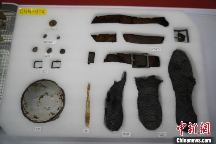 當?shù)貢r間11月22日上午，第十批在韓中國人民志愿軍烈士遺骸裝殮儀式在韓國舉行。圖為裝殮儀式現(xiàn)場拍攝的部分志愿軍烈士遺物。中新社記者劉旭 攝