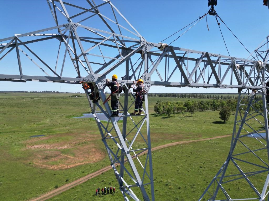 這是2023年11月15日拍攝的位于烏拉圭派桑杜省烏拉圭500千伏輸變電環(huán)網(wǎng)閉合項(xiàng)目施工現(xiàn)場(chǎng)。