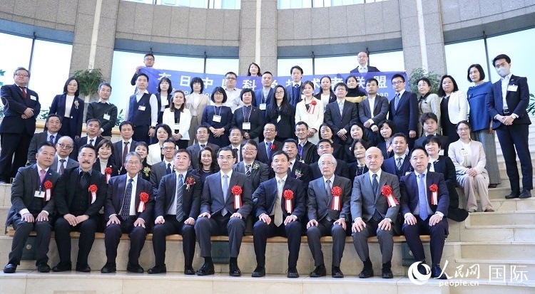 到場(chǎng)嘉賓與中國(guó)駐日本大使吳江浩合影留念。人民網(wǎng) 許可攝